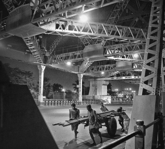 在這裏工作的大多為搬運工人，每天在豪拉大橋(Howrah Bridge)上年復一年、日復一日地和沈重的貨物打交道。為了提神醒腦和增強工作效率，他們都愛自娛自樂地高歌歡唱，非常寶萊塢風格。聽入耳中，他們的歌聲雖然激昂，但似喜乍悲。Most people work as porter, carrying the heavy cargo for years on the Howrah Bridge.  As a form of relaxation, they sing and entertain themselves; very much Bollywood style. They sing out loud with mixed emotions. 